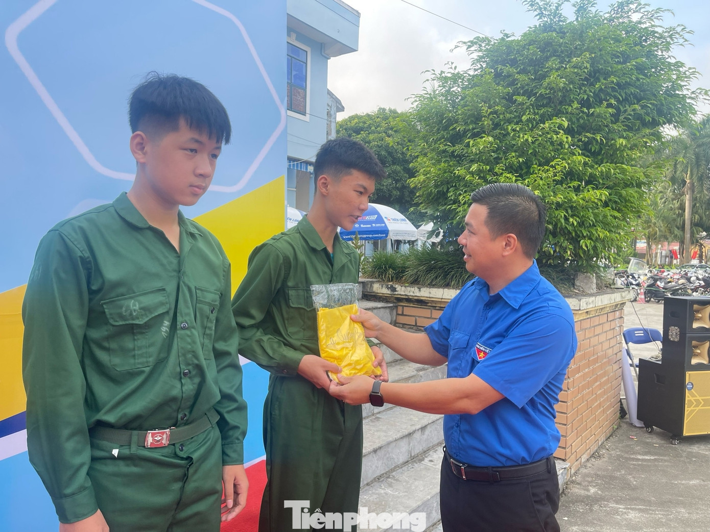 Anh Triệu Tiến Trình - Bí thư Tỉnh Đoàn Bắc Kạn tặng quà động viên các chiến sỹ nhí. Ảnh: H.T