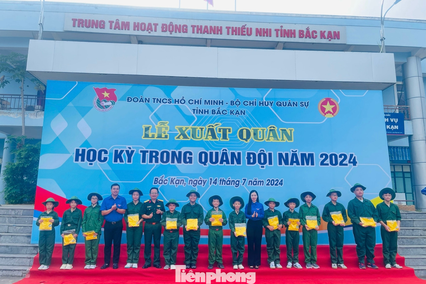 Tỉnh Đoàn- Hội đồng Đội tỉnh tặng quà cho các em tham gia Học kỳ trong quân đội 2024. Ảnh: H.T