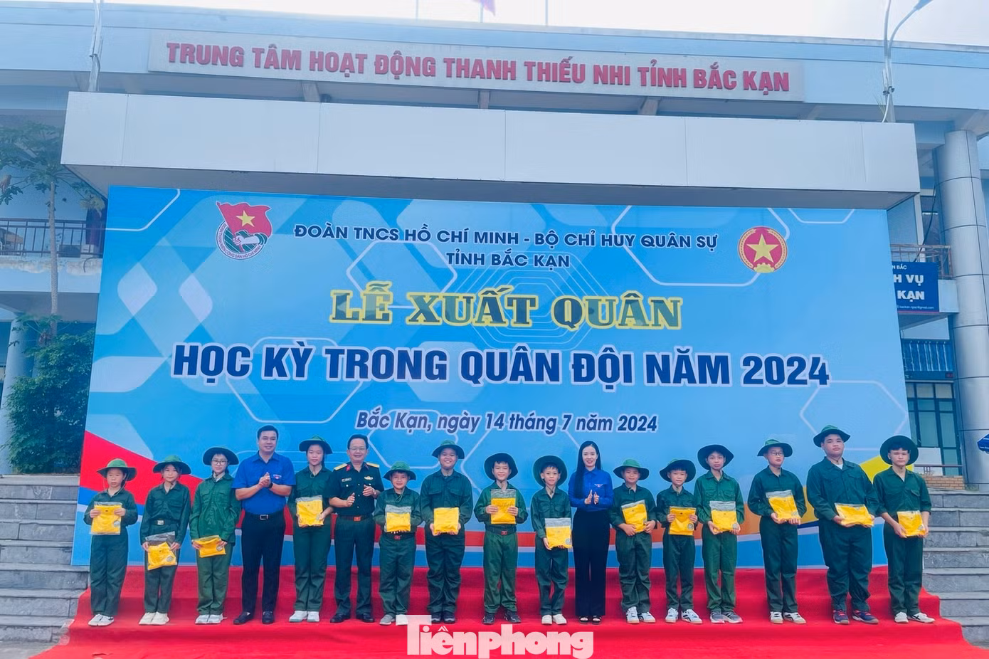 Tỉnh Đoàn- Hội đồng Đội tỉnh tặng quà cho các em tham gia Học kỳ trong quân đội 2024. Ảnh: H.T Tỉnh Đoàn- Hội đồng Đội tỉnh tặng quà cho các em tham gia Học kỳ trong quân đội 2024. Ảnh: H.T
