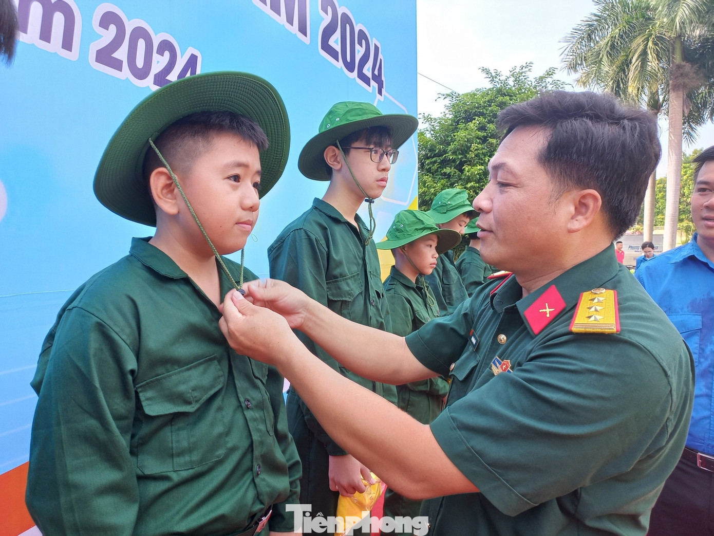 Lãnh đạo Bộ CHQS tỉnh Bắc Kạn quan tâm đến các chiến sĩ nhí tham gia "Học kỳ trong quân đội năm 2024".