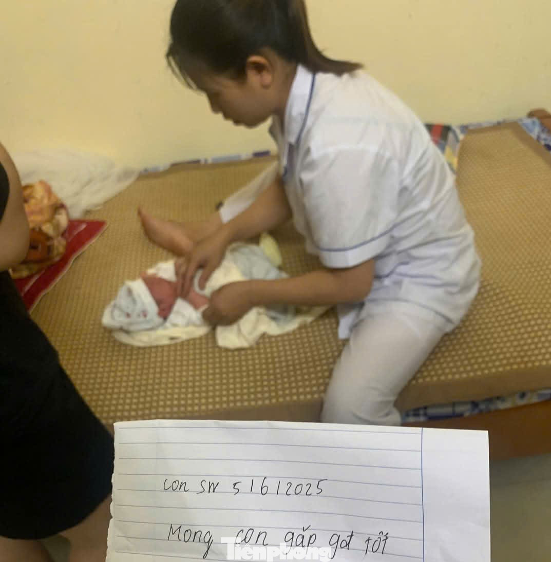 Trẻ sơ sinh hiện được cán bộ Trạm y tế xã Khánh Khê chăm sóc, nuôi dưỡng.