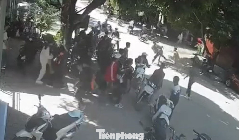 Hiện trường vụ việc nhóm học sinh đánh nhau giữa phố.