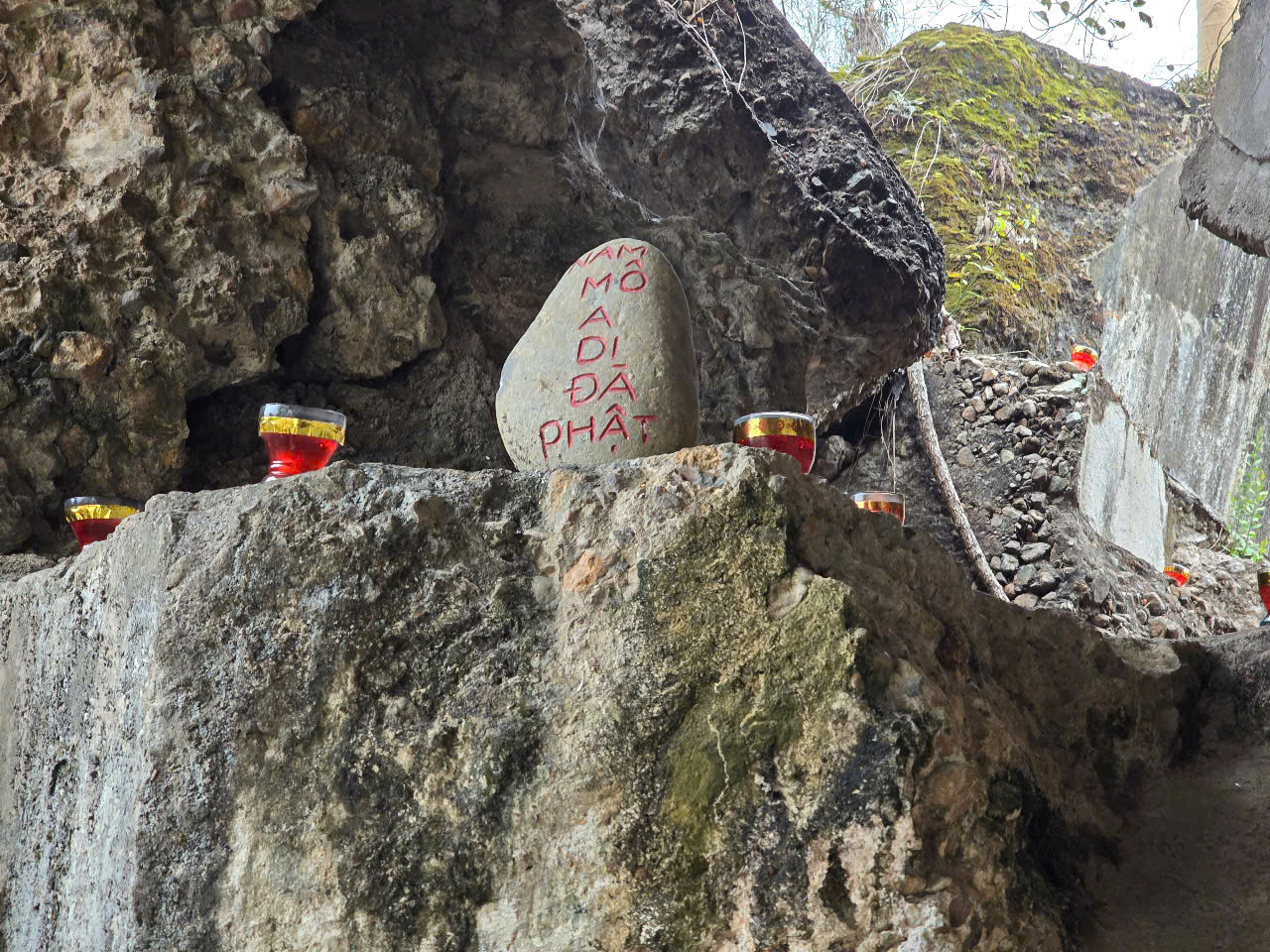 Sau 5 ngày đêm xâm lược, không khuất phục được ý chí chiến đấu ngoan cường của quân dân ta, quân xâm lược đã đặt khoảng 10 tấn pháo nổ để đánh sập cửa hang này, khiến hơn 100 cán bộ chiến sỹ và hơn 400 dân thường Đồng Đăng tử nạn. (Ảnh: Duy Chiến)