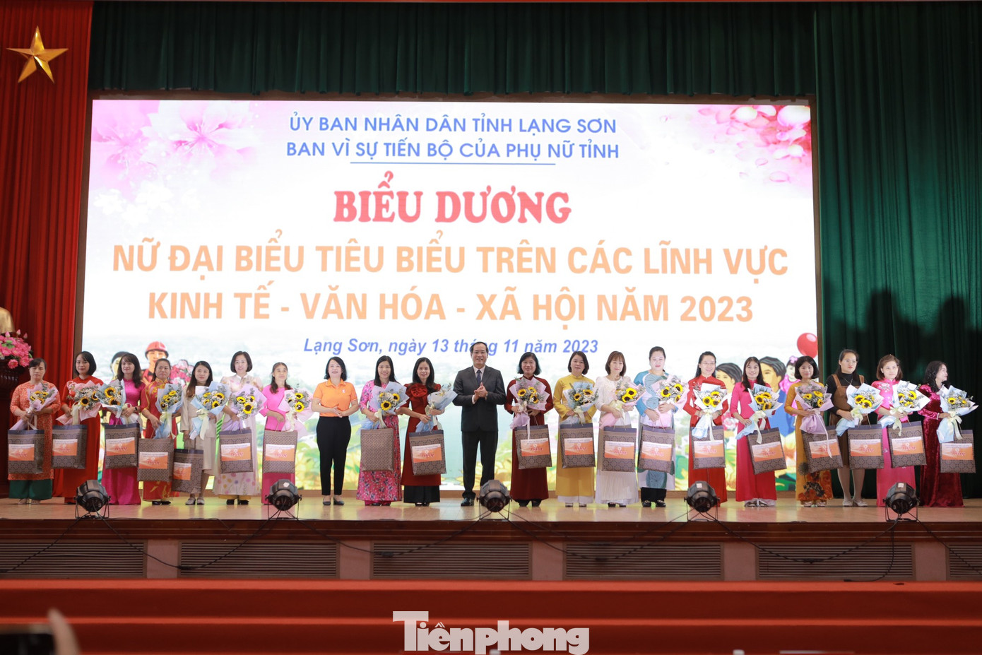 Các điển hình tiến tiến được tôn vinh, khen thưởng. Ảnh: Duy Chiến Các điển hình tiến tiến được tôn vinh, khen thưởng. Ảnh: Duy Chiến