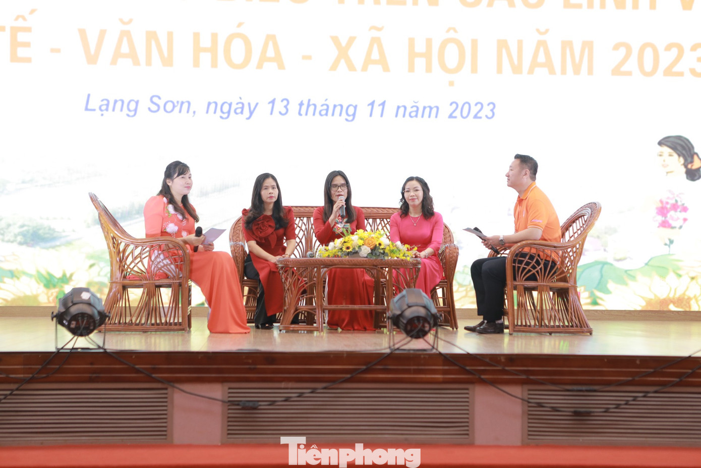 Chia sẻ những kinh nghiệm hoạt động bình đẳng giới ở cơ sở. Ảnh: Duy Chiến Chia sẻ những kinh nghiệm hoạt động bình đẳng giới ở cơ sở. Ảnh: Duy Chiến