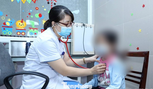 Các y, bác sỹ Bệnh viện đa khoa tỉnh Lạng Sơn tích cực điều trị cho bệnh nhi 13 tuổi do uống thuốc giảm cân. Ảnh: LS