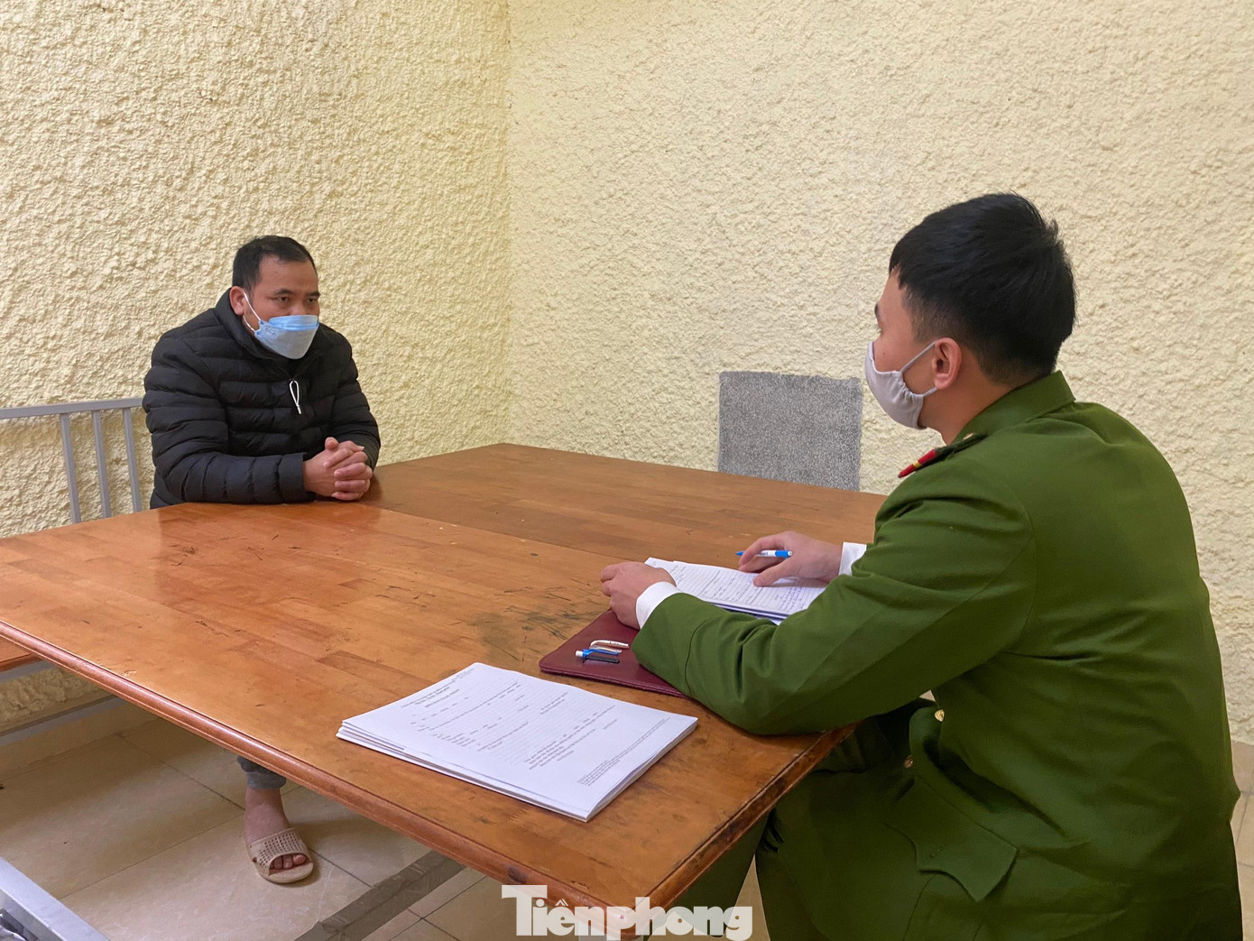 Lâm Văn Hưởng, cán bộ Đội trật tự đô thị huyện Cao Lộc khai nhận đã liên kết với các đối tượng khác để tiến hành "bán lốt" xe lên cửa khẩu Hữu Nghị -Ảnh: N. My