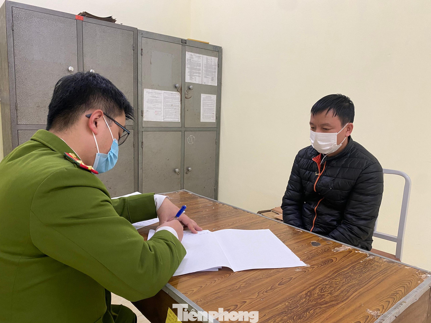 Bị can Đinh Văn Thìn (bìa phải) khai nhận hành vi tại cơ quan điều tra -Ảnh: TL Bị can Đinh Văn Thìn (bìa phải) khai nhận hành vi tại cơ quan điều tra -Ảnh: TL