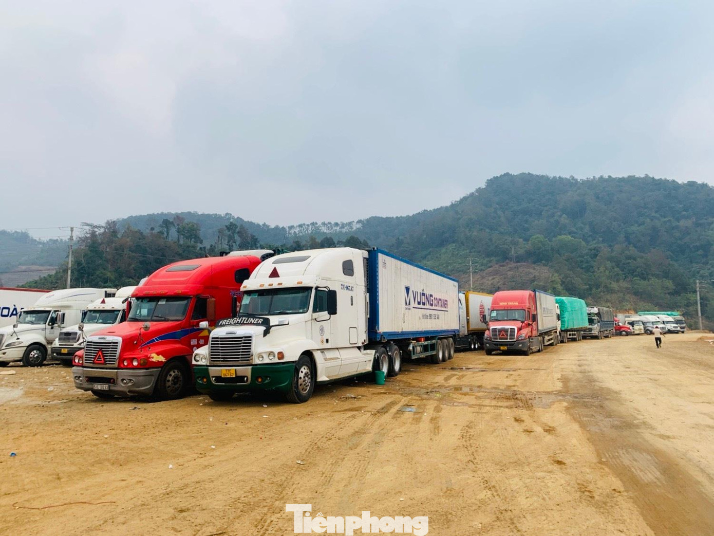 Lợi dụng xe ùn ứ tại cửa khẩu Lạng Sơn đông, các kẻ biến chất đã cấu kết làm trái pháp luật -Ảnh: Duy Chiến Lợi dụng xe ùn ứ tại cửa khẩu Lạng Sơn đông, các kẻ biến chất đã cấu kết làm trái pháp luật -Ảnh: Duy Chiến