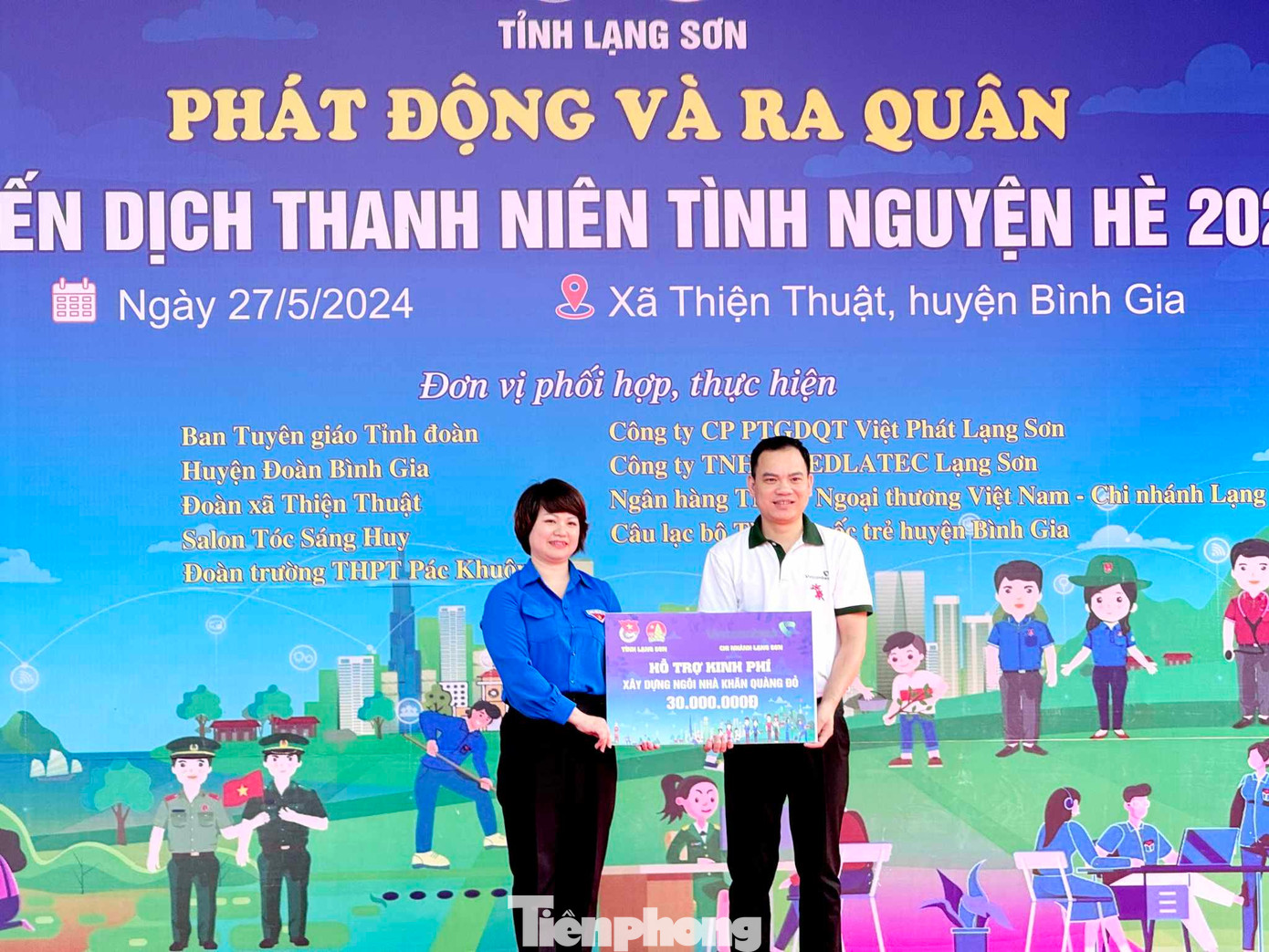 Tiếp nhận kinh phí của Ngân hàng Vietcombank chi nhánh Lạng Sơn xây dựng nhà "Khăn quàng Đỏ". Ảnh: Duy Chiến