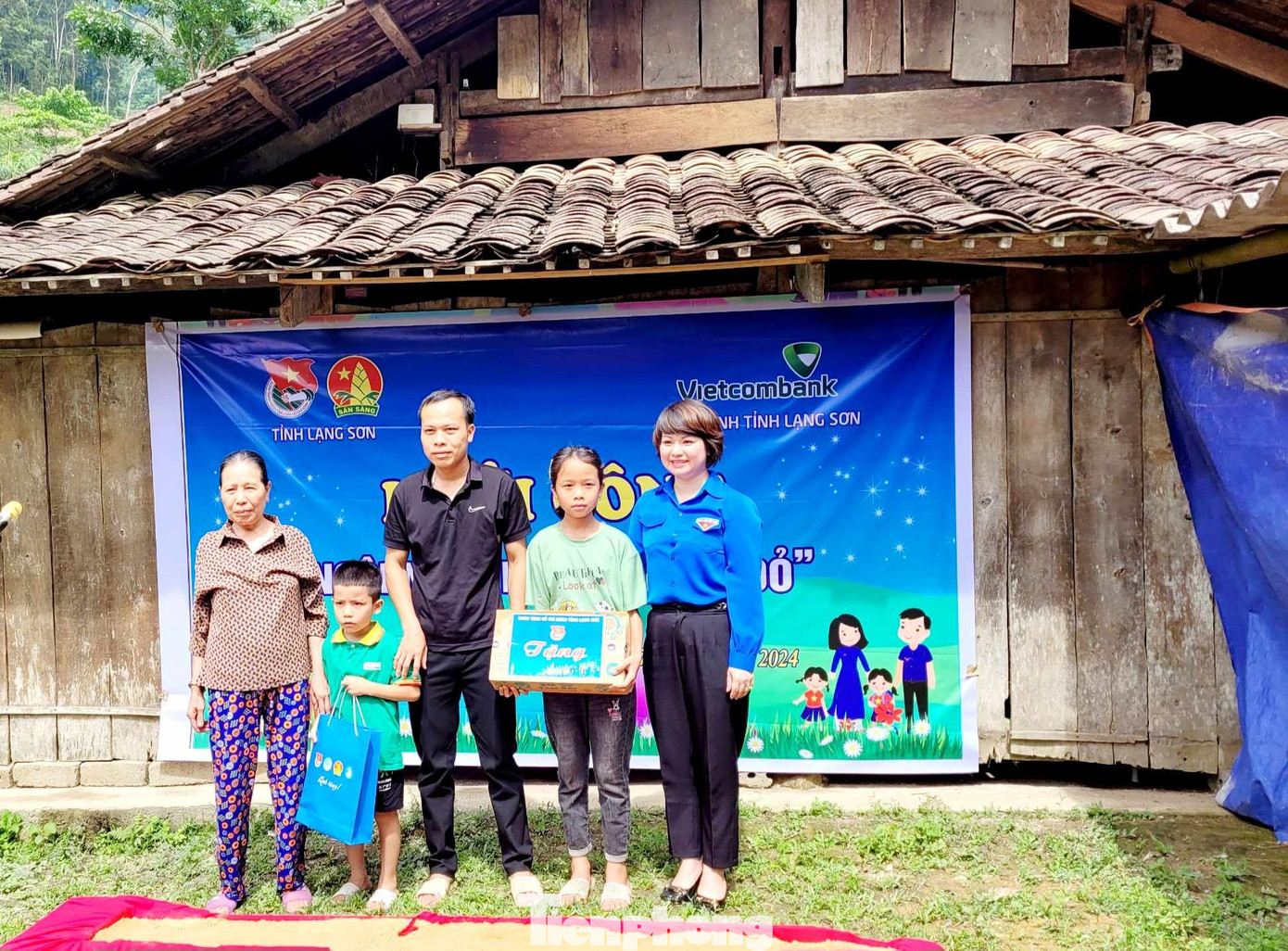 Chị Lê Thùy Dung - Phó Bí thư Tỉnh Đoàn- Chủ tịch Hội đồng Đội tỉnh trao quà cho hộ nghèo và các em học sinh có hoàn cảnh khó khăn. Ảnh: Duy Chiến