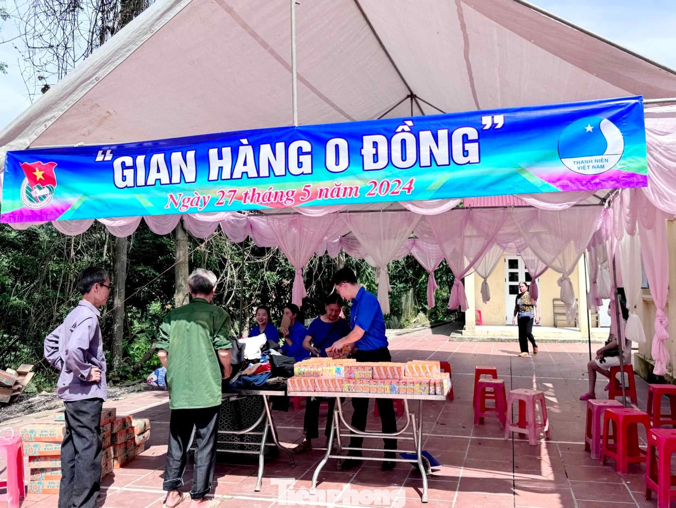 Nhân dân đến "Gian chợ 0 đồng".