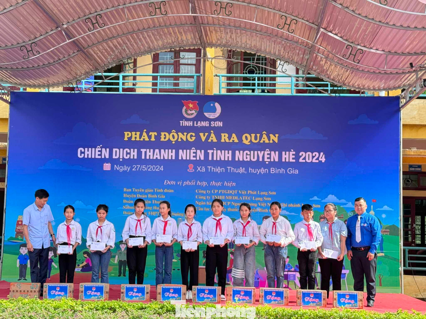 Các em thiếu niên nhận quà hỗ trợ của Ban tổ chức.