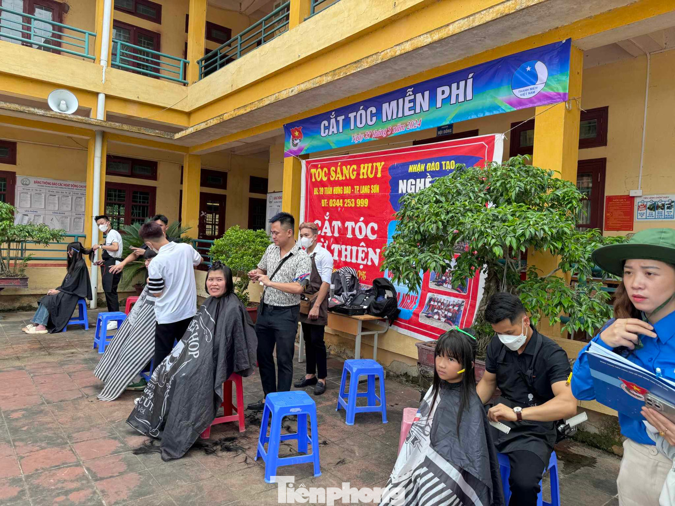 Salon tóc Sáng Huy (thành phố Lạng Sơn) đồng hành cắt tóc miễn phí cho học sinh và nhân dân huyện Bình Gia. Ảnh: Duy Chiến