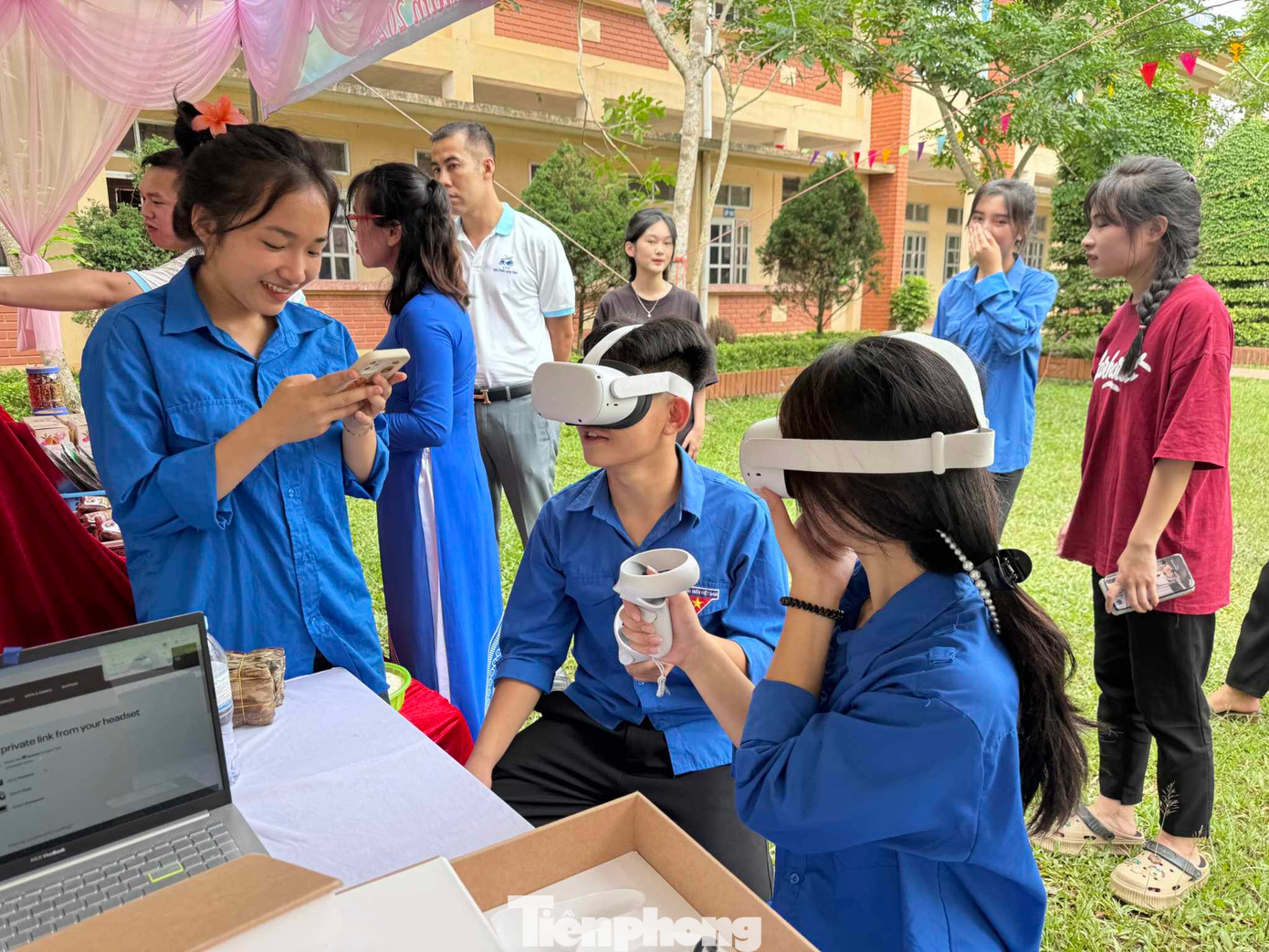 Trải nghiệm thực tế ảo các sản phẩm OCOP. Ảnh: Duy Chiến