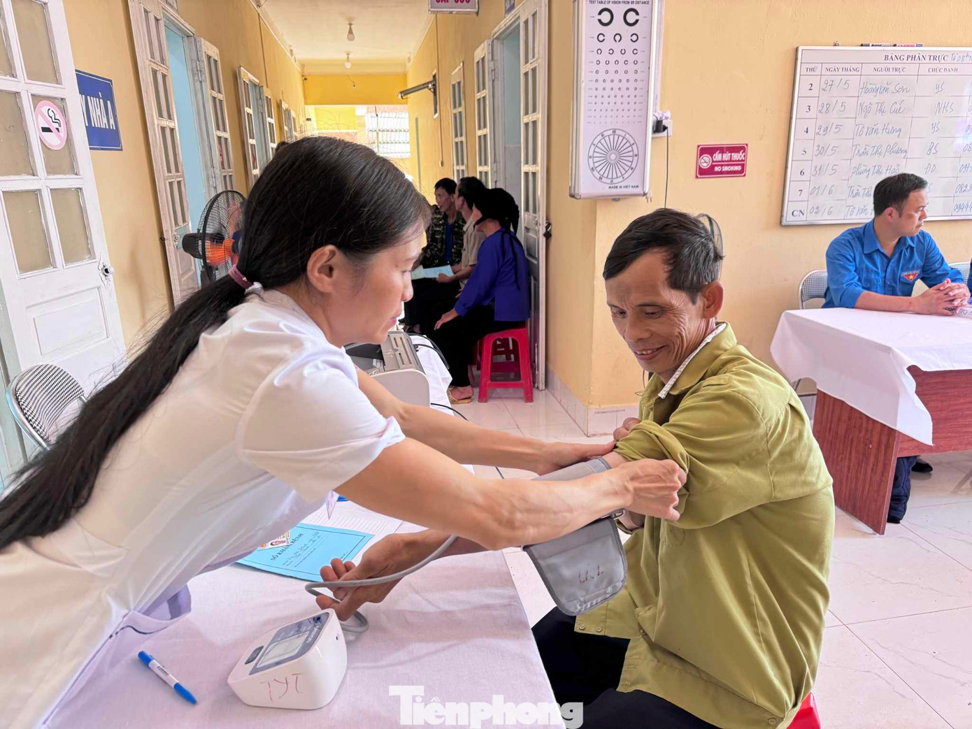 Khám bệnh, cấp phát thuốc miễn phí cho người dân. Ảnh: Duy Chiến