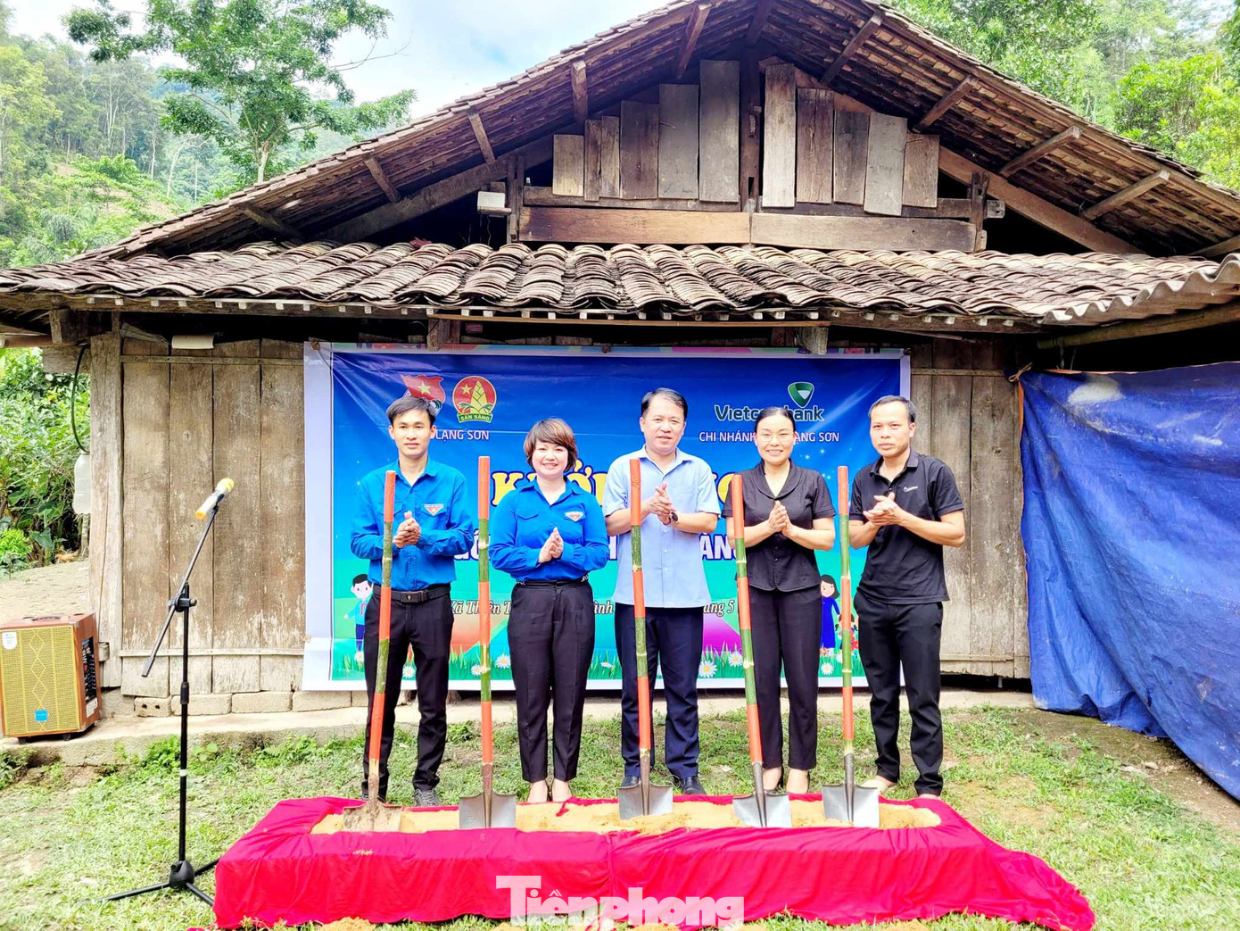 Khởi công nhà "Khăn quàng Đỏ" cho em học sinh nghèo ở thôn Pác Là, xã Thiện Thuật, huyện Bình Gia. Ảnh: Duy Chiến