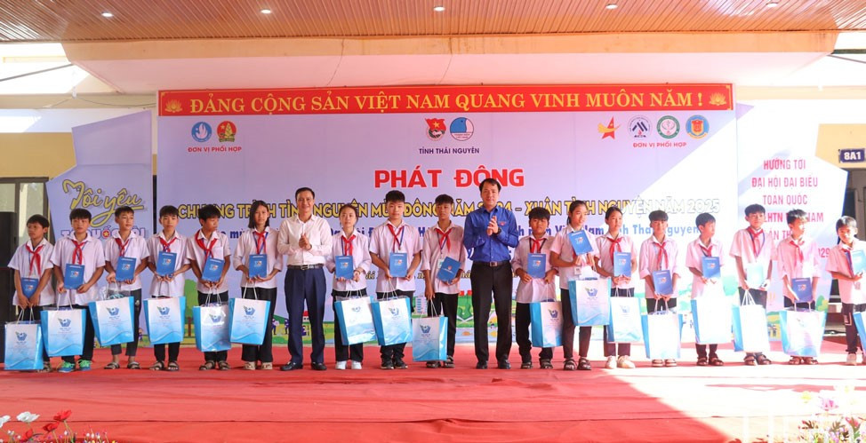 Nhiều phần quà được trao tặng cho các em học sinh, đội viên tỉnh Thái Nguyên.