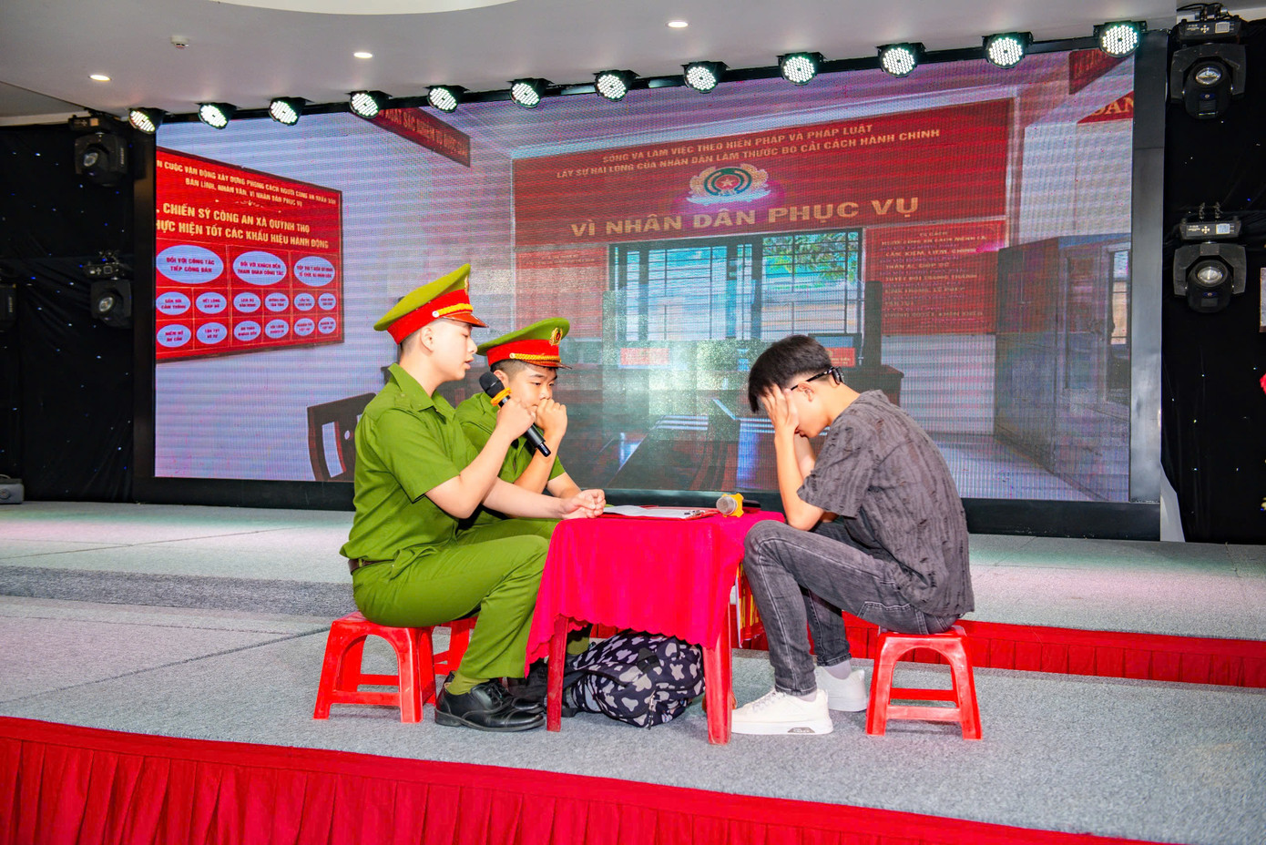 Các đội thi sử dụng sân khấu hóa với những tiểu phẩm tuyên truyền.