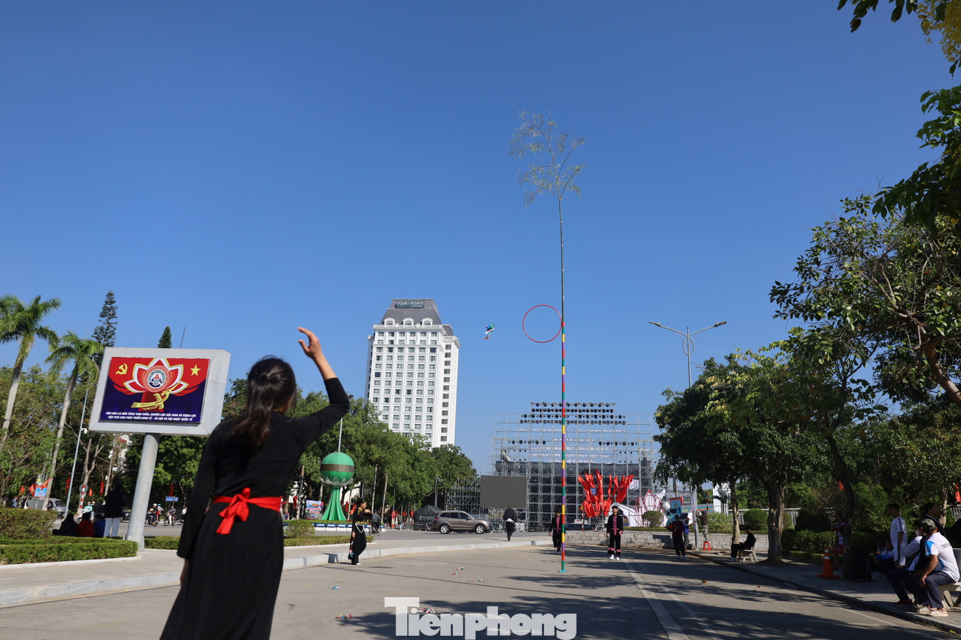 Hoạt động thể thao, thi tung còn, đẩy gậy... diễn ra sôi nổi. Ảnh: Duy Chiến.