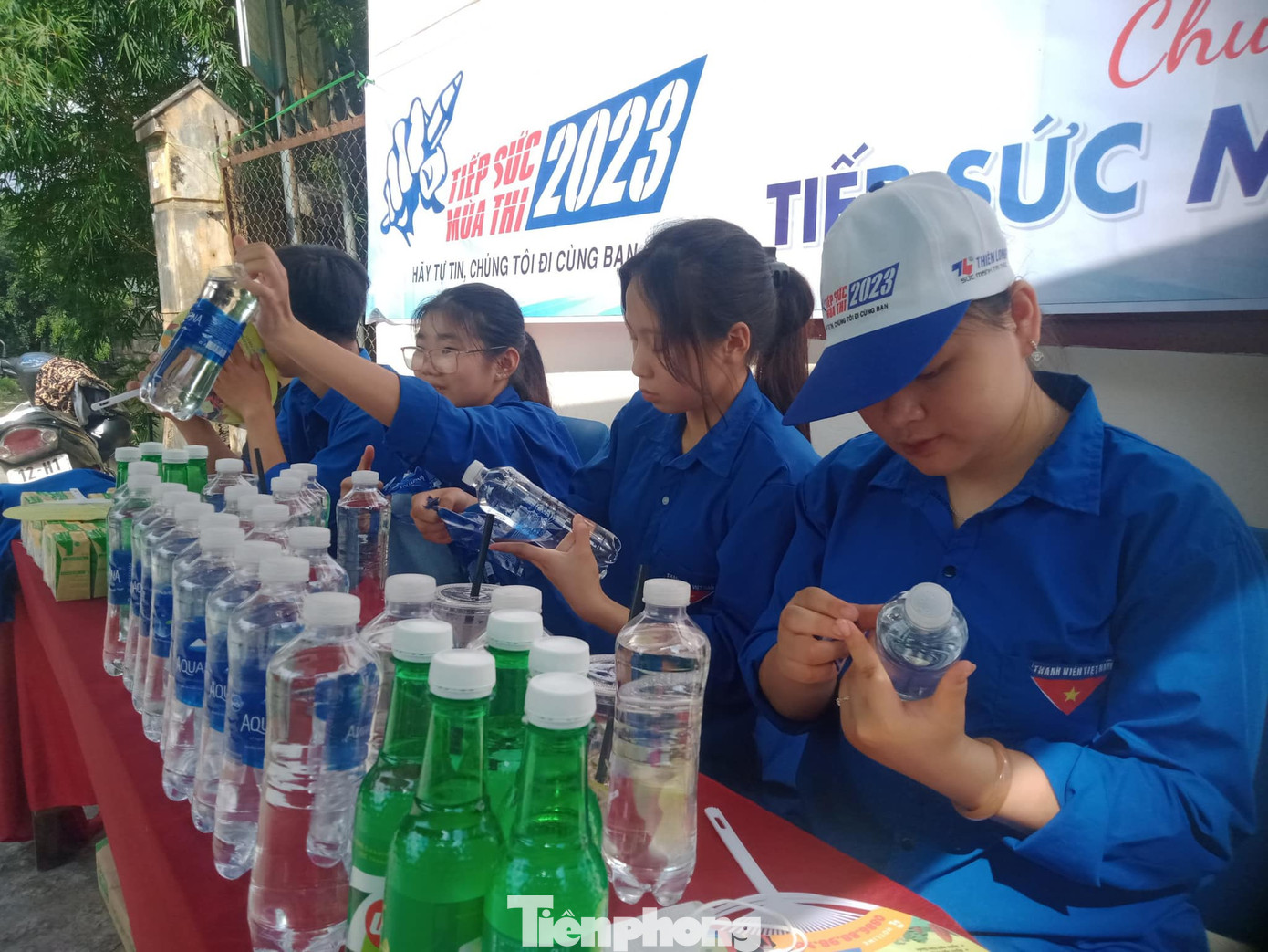 Các tình nguyện viên có mặt từ rất sớm, lo nước uống cho thí sinh. Ảnh: Duy Chiến