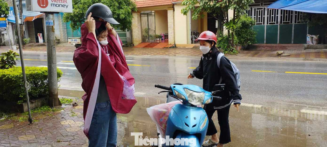 Chiều 28/6, trời đổ mưa, các em được hỗ trợ đưa đón đến địa điểm thi. Ảnh: Duy Chiến