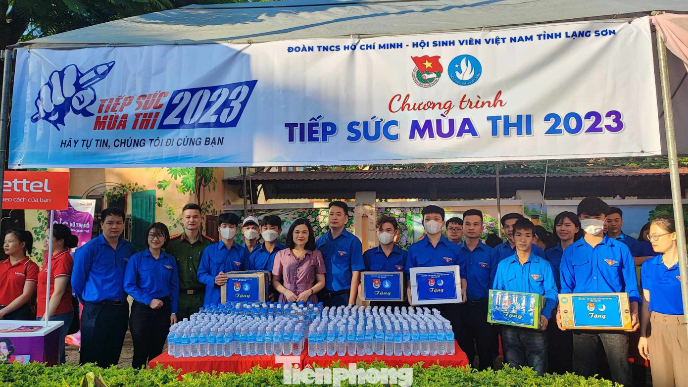 Anh Đoàn Thành Công, Phó Bí thư Tỉnh Đoàn Lạng Sơn (giữa) thăm, tặng quà cho điểm thi tại Trường THPT Lộc Bình (huyện Lộc Bình). Ảnh: Duy Chiến