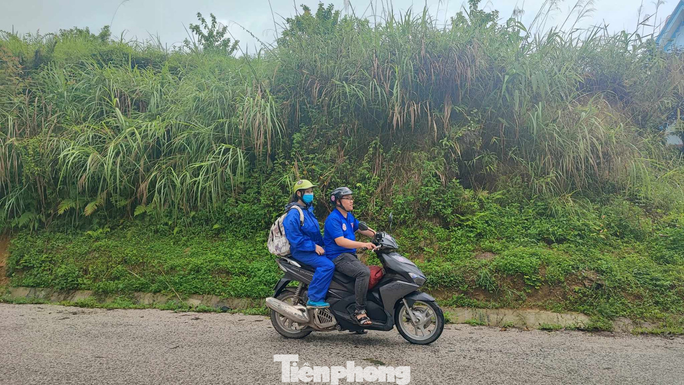 Đưa đón thí sinh từ vùng sâu, vùng xa đến địa điểm thi. Ảnh: Duy Chiến