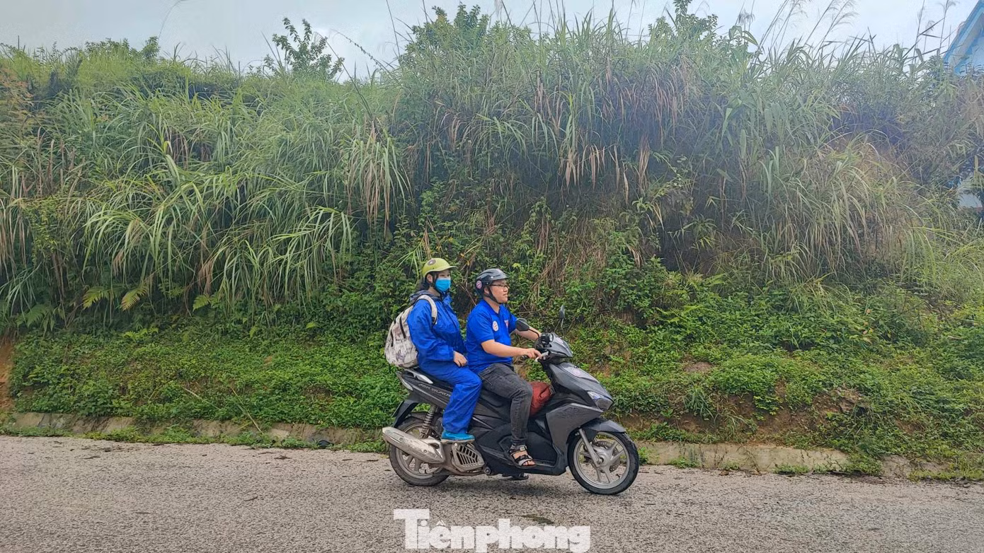 Đưa đón thí sinh từ vùng sâu, vùng xa đến địa điểm thi. Ảnh: Duy Chiến Đưa đón thí sinh từ vùng sâu, vùng xa đến địa điểm thi. Ảnh: Duy Chiến
