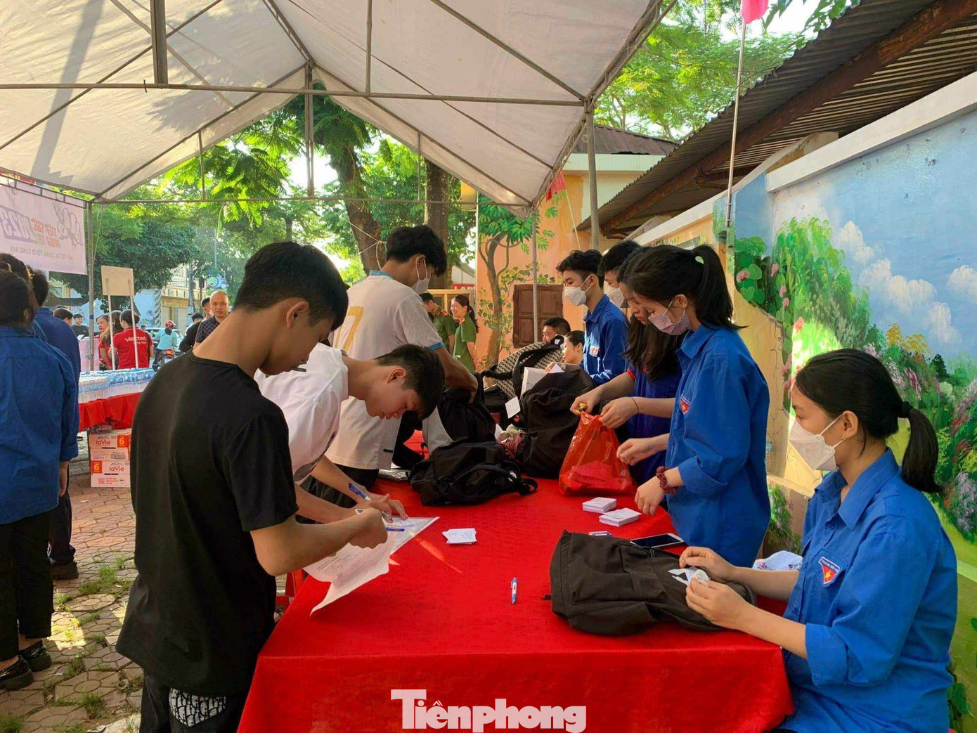 Trông giữ đồ cho thí sinh. Ảnh: Duy Chiến