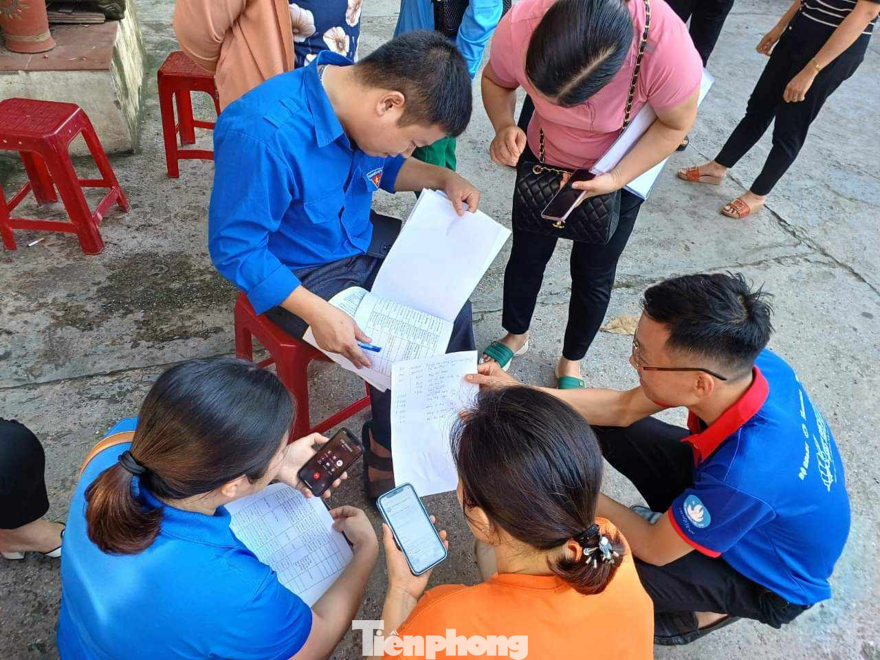 Hỗ trợ thí sinh chuẩn bị giấy tờ, dụng cụ thi. Ảnh: Duy Chiến