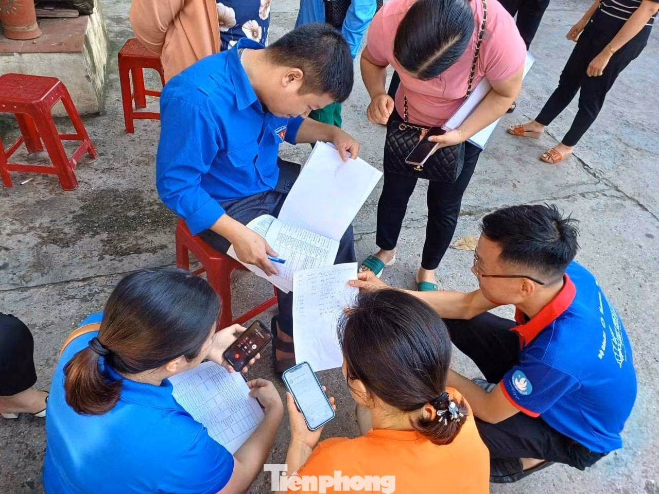 Hỗ trợ thí sinh chuẩn bị giấy tờ, dụng cụ thi. Ảnh: Duy Chiến Hỗ trợ thí sinh chuẩn bị giấy tờ, dụng cụ thi. Ảnh: Duy Chiến