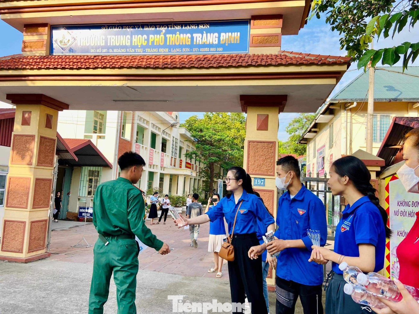 Tiếp nước cho thí sinh là lực lượng vũ trang. Ảnh: Duy Chiến