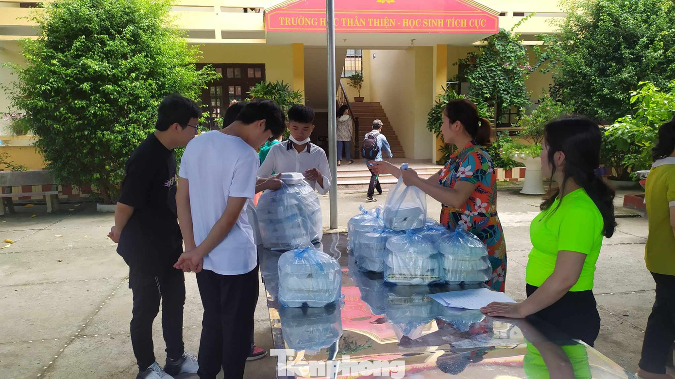 Trung tâm GDNN-GDTX huyện Cao Lộc chuẩn bị các suất ăn miễn phí cho thí sinh. Ảnh: Duy Chiến