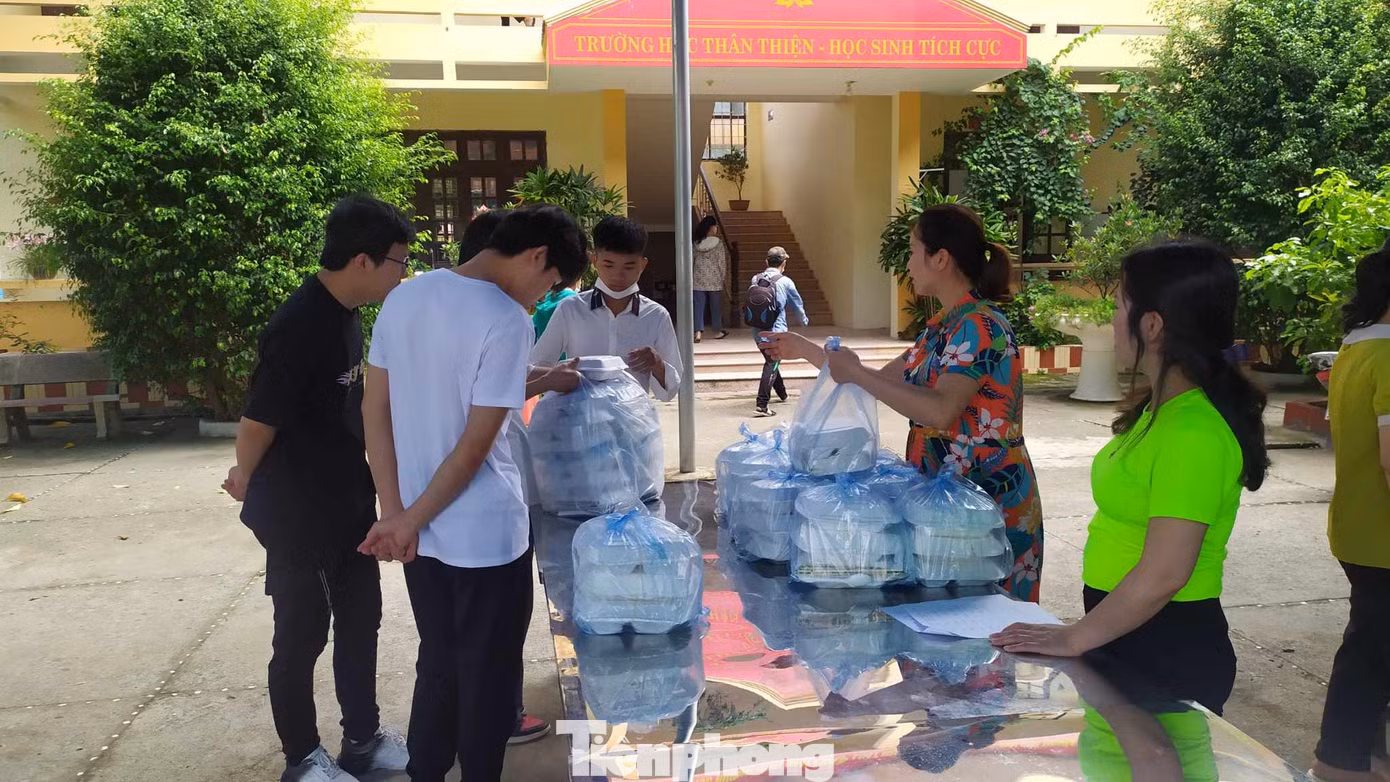 Trung tâm GDNN-GDTX huyện Cao Lộc chuẩn bị các suất ăn miễn phí cho thí sinh. Ảnh: Duy Chiến Trung tâm GDNN-GDTX huyện Cao Lộc chuẩn bị các suất ăn miễn phí cho thí sinh. Ảnh: Duy Chiến