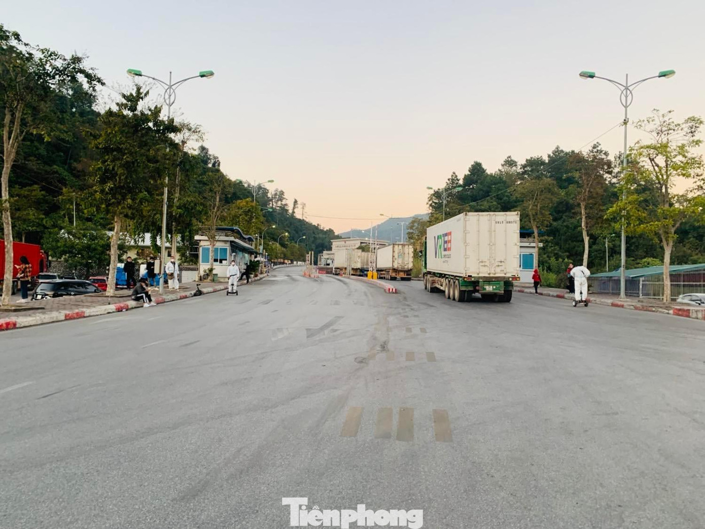 Các xe hàng nhích bánh qua cửa khẩu Hữu Nghị. Mỗi ngày chỉ có vài chục xe sang Trung Quốc