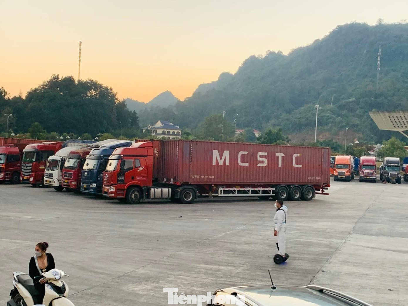 Xe chở hàng nông sản đỗ tại khu vực biên giới, chuẩn bị xuất bán hàng qua Trung Quốc nhưng năng lực thông quan tại đây hạn chế nên chưa chắc đã qua biên giới trong ngày. Các xe hàng nhích bánh qua cửa khẩu Hữu Nghị. Mỗi ngày chỉ có vài chục xe sang Trung Quốc