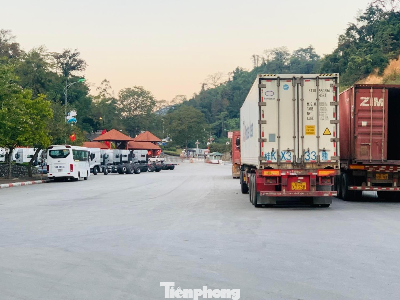 Cửa khẩu Hữu Nghị, xe đỗ gần khu vực làm việc của lực lượng chức năng, chờ xuất sang Trung Quốc. Xe chở hàng nông sản đỗ tại khu vực biên giới, chuẩn bị xuất bán hàng qua Trung Quốc nhưng năng lực thông quan tại đây hạn chế nên chưa chắc đã qua biên giới trong ngày. Các xe hàng nhích bánh qua cửa khẩu Hữu Nghị. Mỗi ngày chỉ có vài chục xe sang Trung Quốc