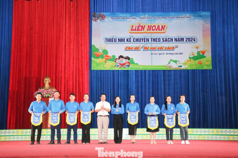 Trao cờ lưu niệm cho các đội thi. Ảnh: M.L Trao cờ lưu niệm cho các đội thi. Ảnh: M.L