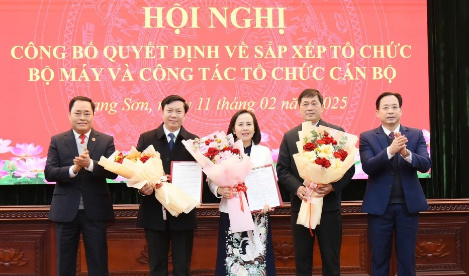 Lãnh đạo Đảng bộ các cơ quan Đảng tỉnh Lạng Sơn nhận quyết định, hoa chúc mừng. Lãnh đạo Đảng bộ các cơ quan Đảng tỉnh Lạng Sơn nhận quyết định, hoa chúc mừng.