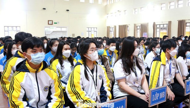 Hàng trăm học sinh Lạng Sơn chăm chú theo dõi phiên tòa .Ảnh: TL Hàng trăm học sinh Lạng Sơn chăm chú theo dõi phiên tòa .Ảnh: TL