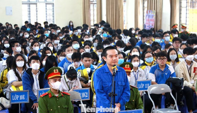 Bị cáo Quàng Mạnh Hùng (đứng) khai nhận hành vi lừa đảo .Ảnh: TL Bị cáo Quàng Mạnh Hùng (đứng) khai nhận hành vi lừa đảo .Ảnh: TL