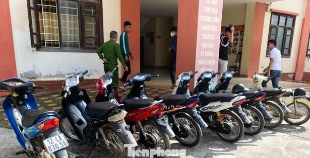 Lực lượng chức năng đã tạm giữ 20 đối tượng và phương tiện để phục vụ công tác điều tra -Ảnh: Duy Chiến