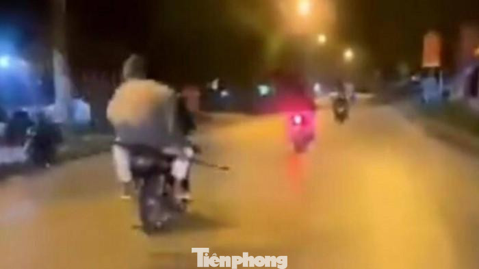 Hình ảnh 30 thanh niên ở huyện Lộc Bình cầm hung khí đi xe mô tô hẹn đánh nhau ở đường quốc lộ gây xôn xao dư luận (ảnh cắt từ video trên mạng xã hội)