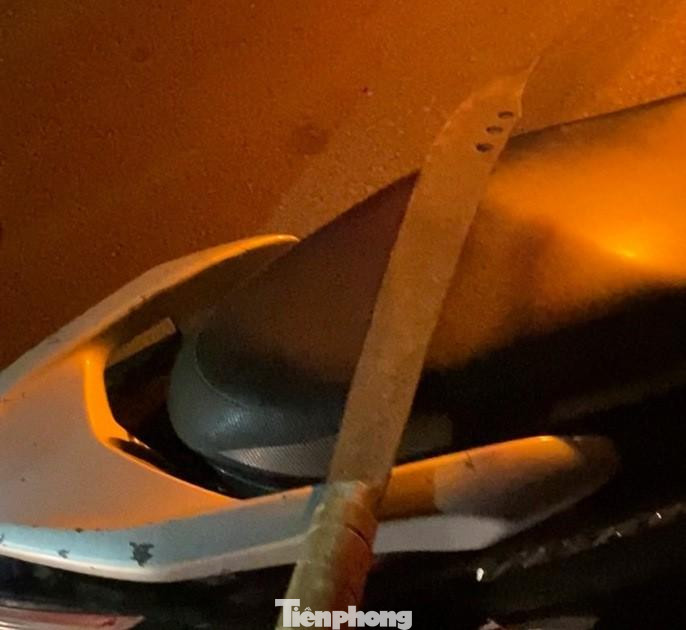 Nhiều thanh niên mang theo đao, kiếm để đánh nhau -Ảnh: Duy Chiến