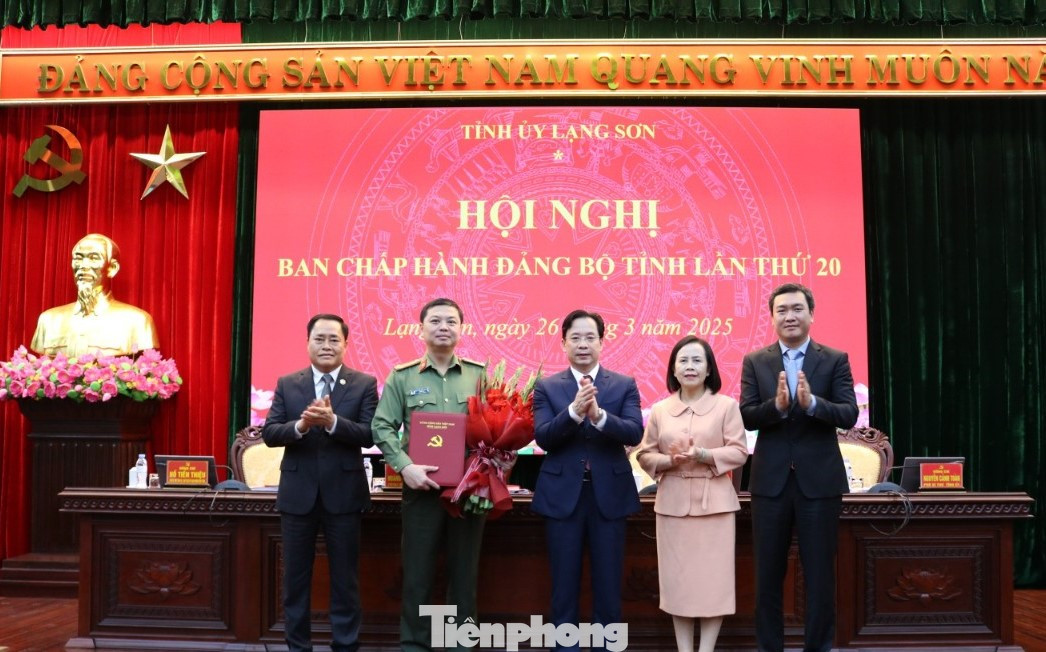 Lãnh đạo tỉnh Lạng Sơn tặng hoa chúc mừng Đại tá Nguyễn Tiến Trung. Lãnh đạo tỉnh Lạng Sơn tặng hoa chúc mừng Đại tá Nguyễn Tiến Trung.