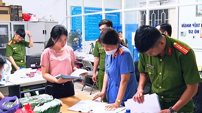 Lực lượng chức năng Lạng Sơn tiến hành khám xét đối với cơ sở đào tạo, sát hạch lái xe. Ảnh: A.T