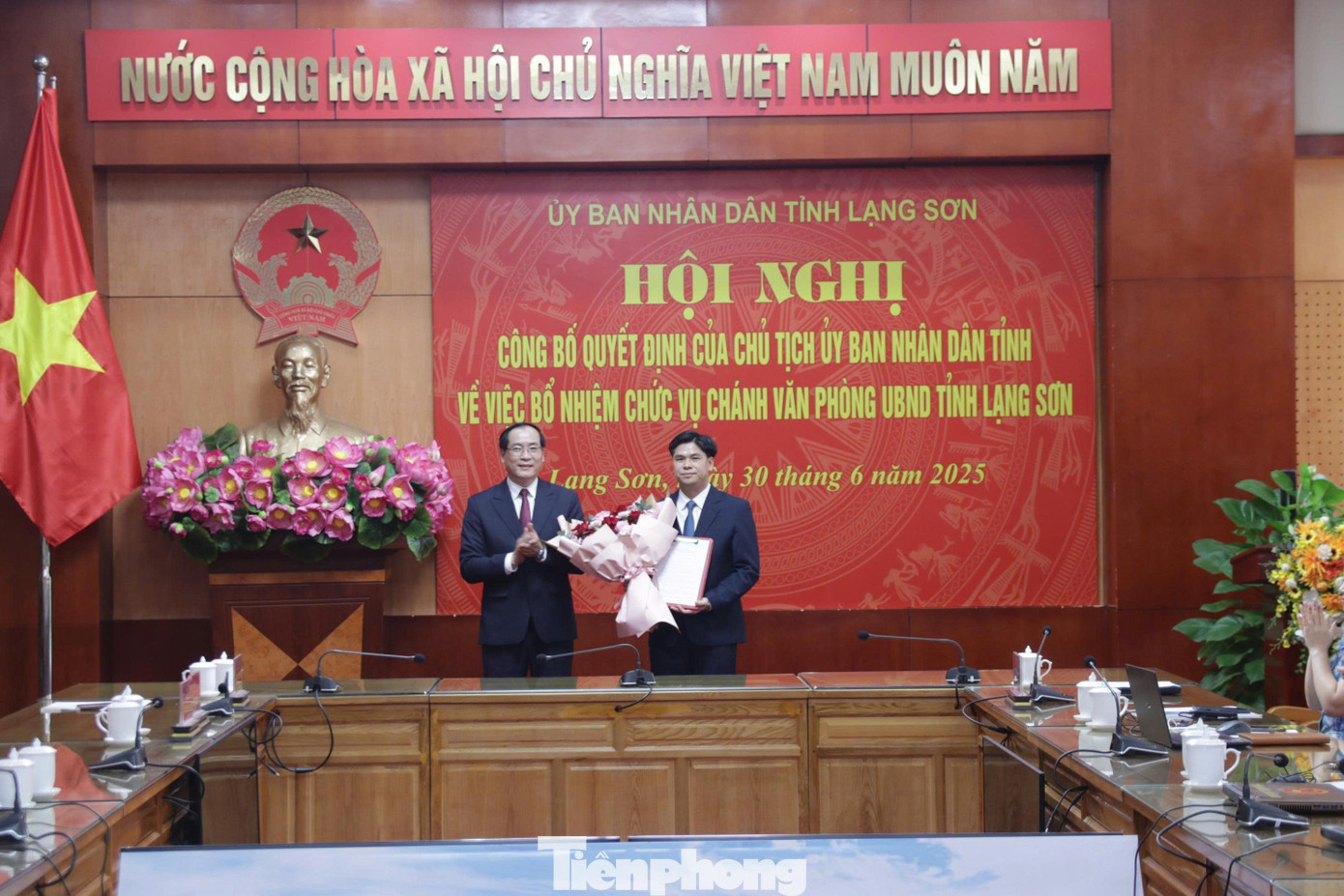 Tân Chánh Văn phòng UBND tỉnh Lạng Sơn Nguyễn Văn Hà (bên phải) nhận quyết định, hoa chúc mừng của lãnh đạo UBND tỉnh.