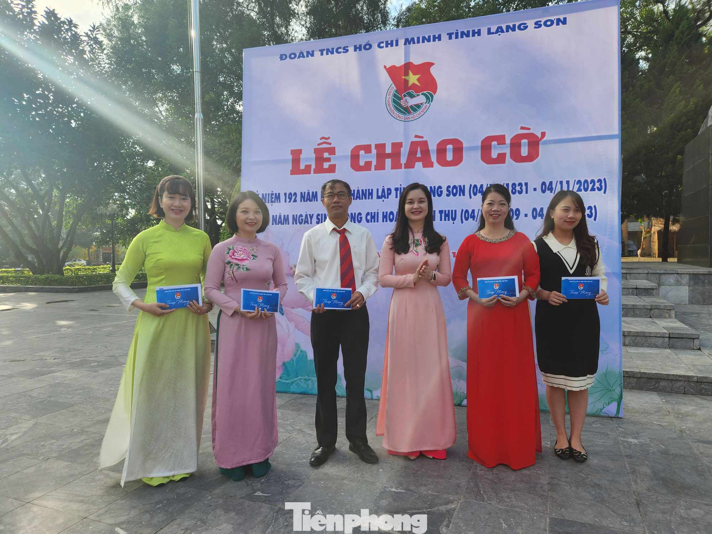 5 đảng viên có sinh nhật tháng 11 nhận thiệp chúc mừng của Tỉnh Đoàn Lạng Sơn. Ảnh: Duy Chiến