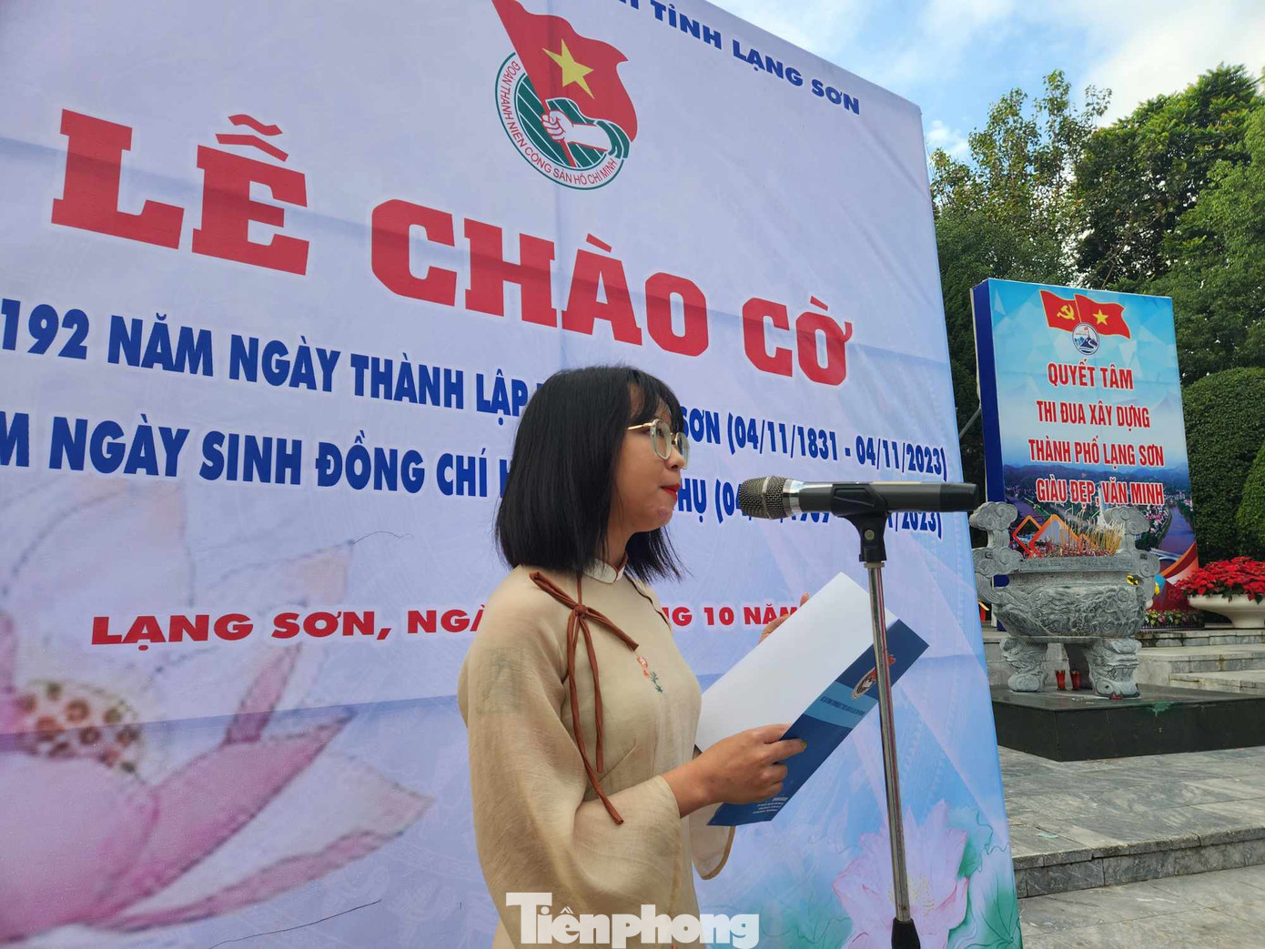 Đồng chí Nguyễn Phương Thảo, Bí thư Chi đoàn 26/3 Tỉnh Đoàn Lạng Sơn tuyên truyền về thân thế, sự nghiệp đồng chí Hoàng Văn Thụ. Ảnh: Duy Chiến